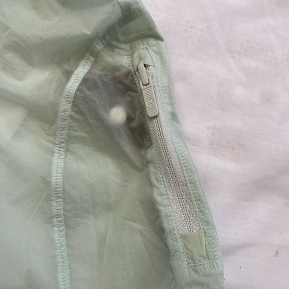 Lululemon shorts size 6 in excellent condition - Picture 9 of 9